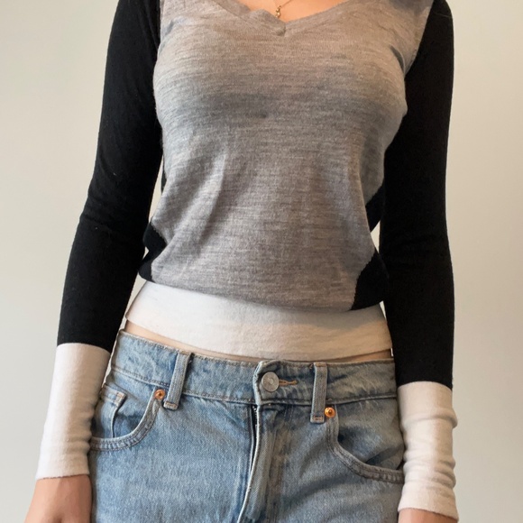 Club Monaco - Fitted V-Neck Sweater: Womens XS/TP 100% Wool Italian Yarn - Picture 2 of 4